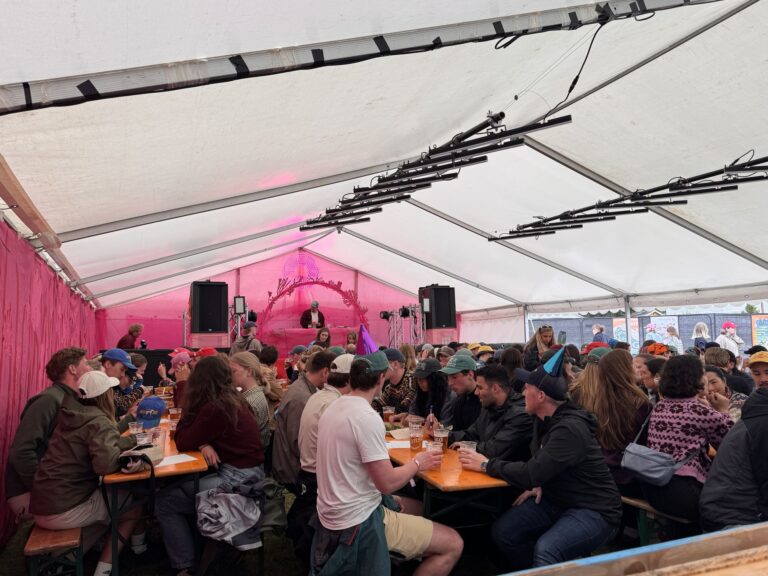 Quiz-tid i festivalteltet – Bergtattfestivalen | Arena Akustikk