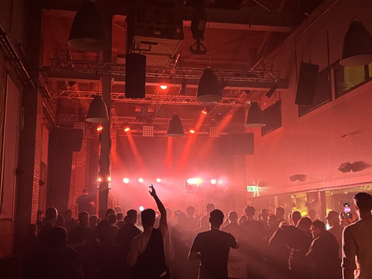 Hardstyle Euforia – lysproduksjon – Klubb, rave og DJ | Arena Akustikk