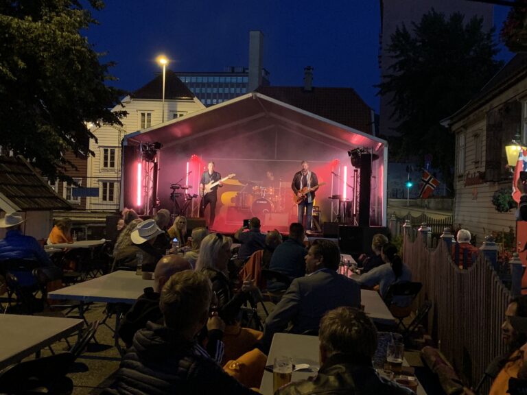 Liten festivalscene utendørs – Liten festivalscene utendørs | Arena Akustikk
