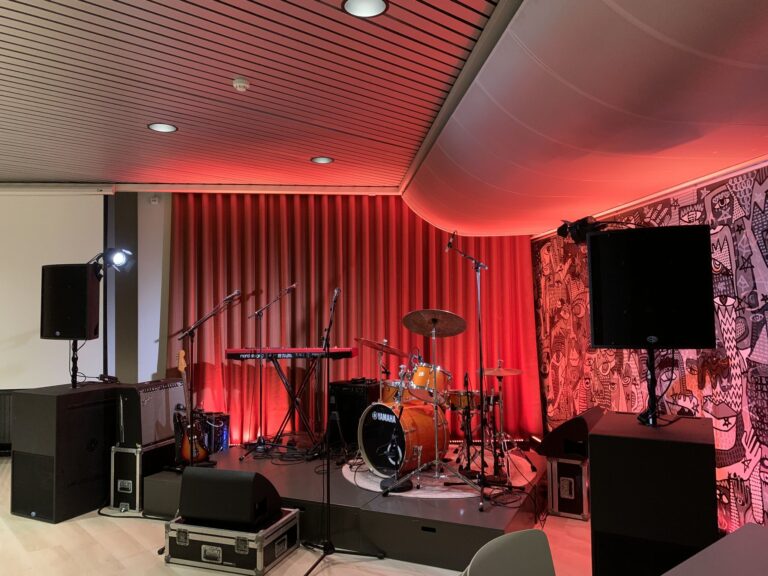 Liten scene – bandoppsett – Konserter | Arena Akustikk