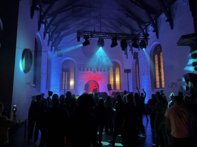 Morgenrave i Korskirken – lysanlegg – Klubb, rave og DJ | Arena Akustikk