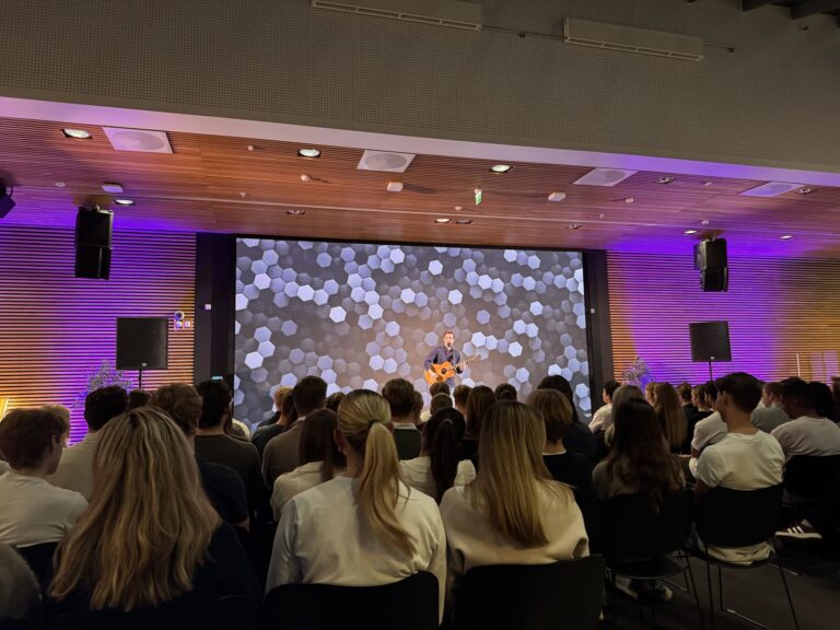 Seminar med standup – lyd og lys – Seminarer og konferanser | Arena Akustikk